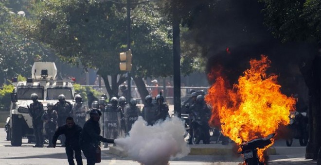 Opositores participan en una manifestación contra la Asamblea Nacional Constituyente este viernes, en Caracas (Venezuela).  EFE/Miguel Gutiérrez