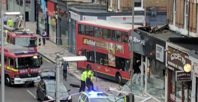 El autobus empotrado en Londres en una imagen distribuida en Twitter por el diario City AM / CITY AM