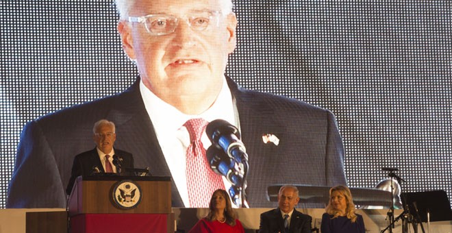 El embajador estadounidense en Tel Aviv, David Friedman, habla en un acto de celebración del día de la Independencia estadounidense mientras a su mujer, Tammy, el primer ministro israelçí Benjamín Netanyahu y su esposa, Sarah, permanecen sentados en el es