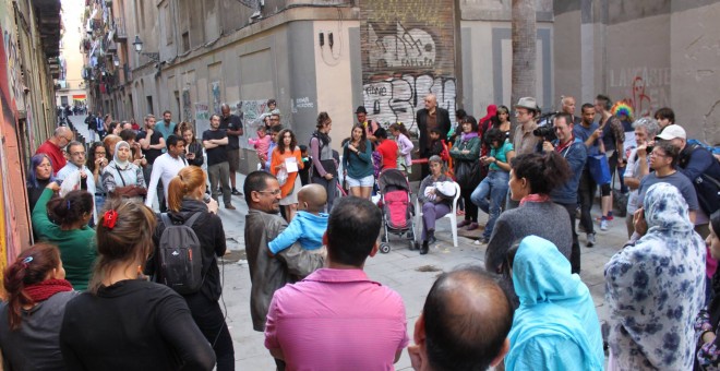 El colectivo Madres L24 con los vecinos y vecinas de la calle Lancaster. / Foto cedida por Madres L24