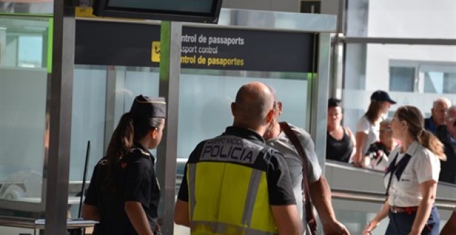 Agentes de la Policía Nacional en el aeropuerto El Prat / EUROPA PRESS