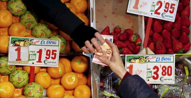 Puesto de frutas y verduras en un mercado de Madrid. REUTERS