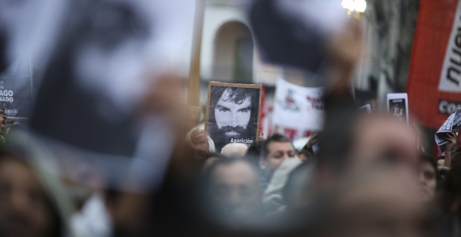 Miles de personas participan en una concentración en la Plaza de Mayo de Buenos Aires (Argentina)para pedir la aparición con vida del joven activista Santiago Maldonado, desaparecido tras la represión policial durante una protesta de una comunidad indígen