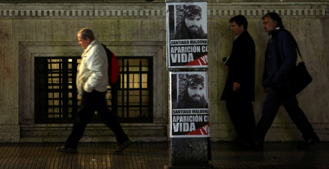 Carteles en la calle reclamando la aparición con vida de Santiago Maldonado, un joven que desapareció hace dos semanas tras participar en una serie de protestas de la comunidad indígena mapuche en la provincia de Chubut, en el sur del país.REUTERS/Marcos