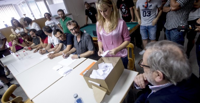 Los miembros del comité de huelga de Eulen realizan el recuento de votos tras la asamblea en la que se ha decidido mantener la convocatoria de huelga indefinida de 24 horas en los controles de seguridad del aeropuerto de Barcelona. EFE/Quique García