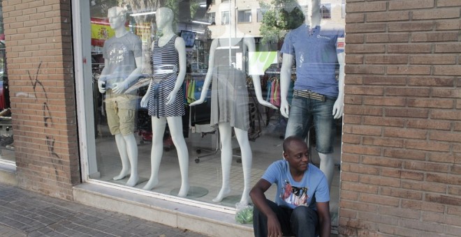 Abraham, immigrant senegalés, a un carrer del centre de València. FOTO: Paco Beltrán.