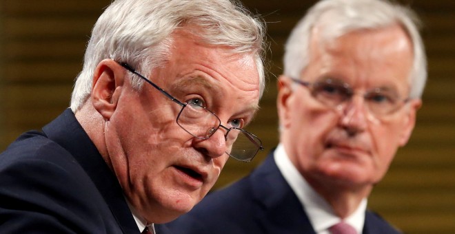 El ministro británico del Brexit, David Davis, con el negociador de la UE, el excomisario Michel Barnier. REUTERS/Francois Lenoir