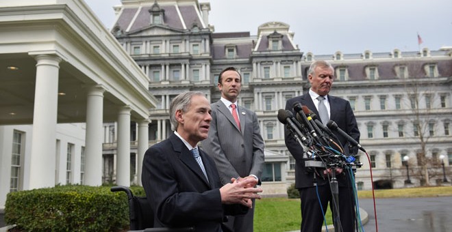 El gobernador de Texas, Greg Abbott, habla con la prensa frente a la Casa Blanca /AFP (Mandel Ngan)