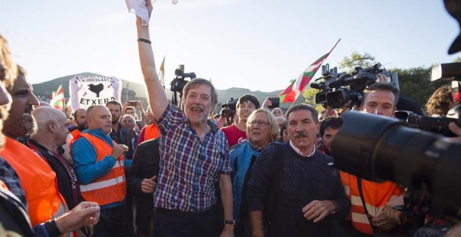 El ex secretario general del sindicato abertzale LAB, Rafa Díez Usabiaga, saluda a los simpatizantes a su salida de la cárcel de El Dueso, en Santoña (Cantabria), donde ha cumplido una condena de seis años y medio por el caso Bateragune, el intento de rec