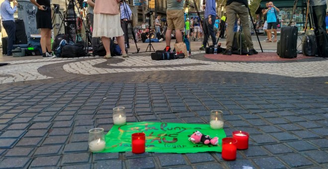 Altar que han començat a aixecar els vianants al centre de la Rambla. FOTO: Esperanza Escribano