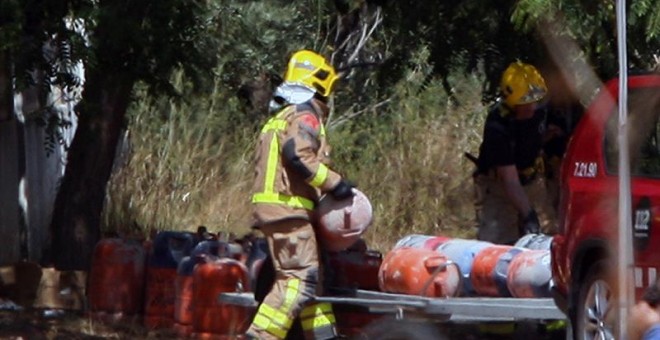 Los Bomberos trasladan hoy bombonas de butano de la casa donde se produjo la explosión en Alcanar (Tarragona). Los Mossos investigan ahora si la célula terrorista que cometió los atentados de Catalunya escondió otro tipos de explosivos en esta casa que oc