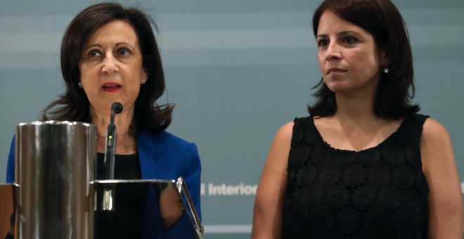 La portavoz socialista en la Cámara Baja, Margarita Robles, y la vicesecretaria general del PSOE, Adriana Lastra, durante la rueda de prensa posterior a la reunión del pacto antiyihadista. EFE/J. J. Guillén