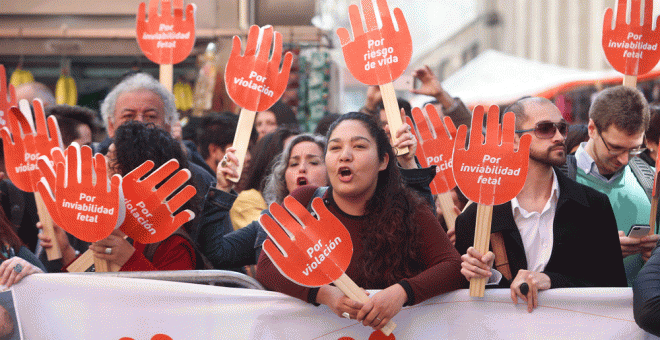 Un grupo de Mujeres pro aborto gritan arengas durante una protesta en las afueras del Tribunal Constitucional, este lunes en Santiago. EFE