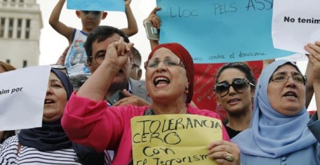 Manifestantes musulmanes en contra del terrorismo en Barcelona / EFE