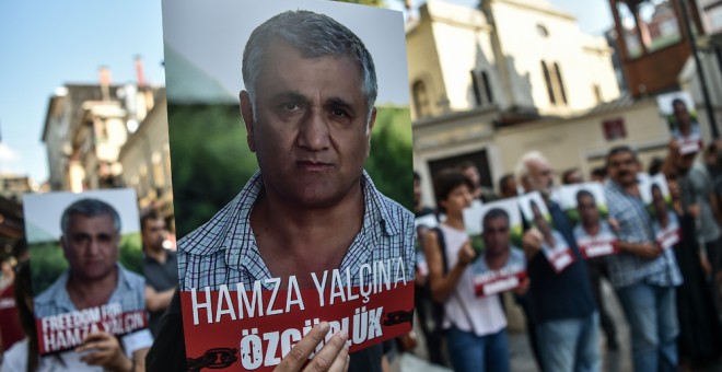 Manifestación en Estambul a favor de la puesta en libertad del periodista sueco-turco Hamza Yalcin, detenido en Barcelona. FP/ Ozan Kose