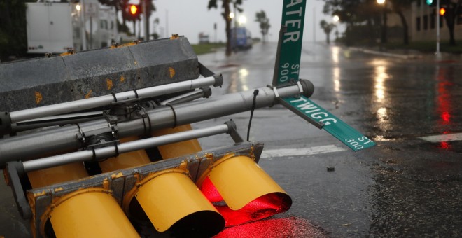 Un semáforo caído debido al temporal del Huracán Harvey en Texas.REUTERS/Adress Latif