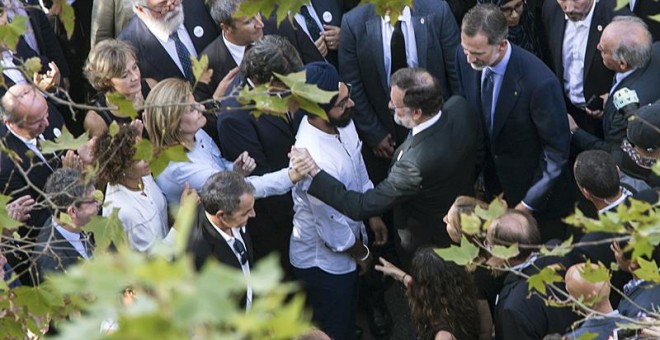 El rei i el president del govern espanyol saluden les persones que encapçalen la marxa