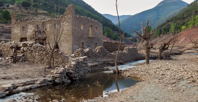 La falta de lluvia ha provocado que el embalse riojano de Mansilla se encuentre más bajo que nunca, permitiendo así a los más villanos pasear por el antiguo pueblo sumergido desde 1960. EFE/Raquel Manzanares