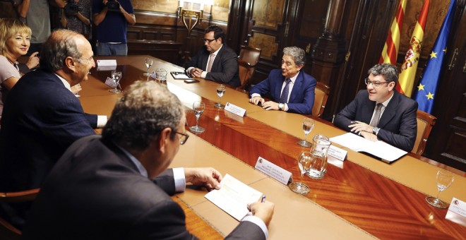 El ministro de Energía, Turismo y Agenda Digital, Álvaro Nadal, durante la reunión que ha mantenido con representantes del sector turístico de Catalunya para analizar la situación tras los atentados terroristas de Barcelona y Cambrils (Tarragona). EFE