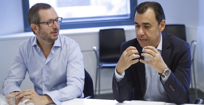 El coordinador general del Partido Popular, Fernando Martínez-Maillo (d), junto al vicesecretario de Política Social y Sectorial del partido, Javier Maroto (i), este jueves, en la sede de Génova en Madrid. EFE/Emilio Naranjo