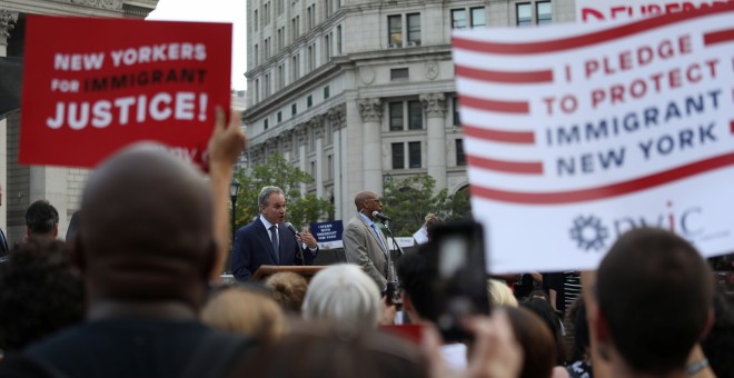 El fiscal general de Nueva York habla en una manifestación en protesta por la disolución planeada de DACA en Manhattan, Nueva York. / REUTERS