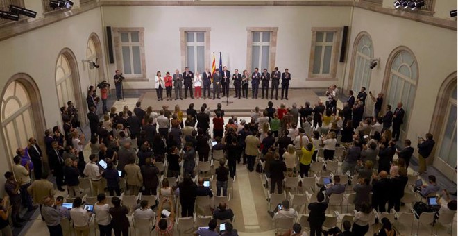 El presidente de la Generalitat, Carles Puigdemont, acompañado por los miembros de la mesa durante la declaración institucional tras la firma de la convocatoria del referéndum y la aprobación de la ley esta noche en el Parlament, en Barcelona. EFE/Alejan