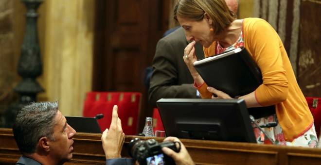 El presidente del PPC, Xavier García Albiol, se dirige a la presidenta del Parlament, Carme Forcadell, tras la solicitud de la alteración del orden del día para incluir el debate de la Ley de Transitoriedad Jurídica / EFE - Toni Albir