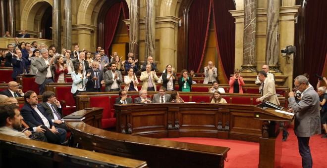 El portavoz de CSQEP, Joan Coscubiela, aplaudido por diputados del PSC,Ciudados y PPC a excepción de algunos diputados de su formación, defiende su posición, en el Pleno del Parlament, tras solicitud de Junts pel Sí y de la Cup de la alteración del orden