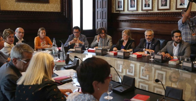 La presidenta del Parlament, Carme Forcadell, preside la Mesa del Parlament y la junta de portavoces, celebrada tras la solicitud de Junts pel Sí y de la Cup de la alteración del orden del día para incluir el debate y tramitación de la Ley de Transitoried