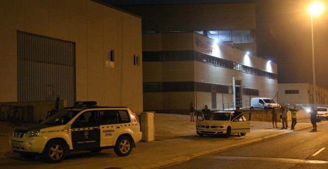 Agentes de la Guardia Civil vigilan desde primeras horas de la tarde de la sede de una imprenta ubicada en un polígono industrial de Constantí (Tarragona), que podría imprimir el censo para el referéndum soberanista del 1 de octubre. EFE/Jaume Sellart.