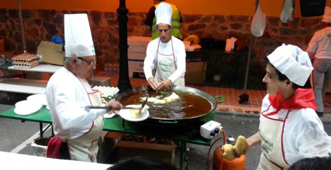 'La Huevada', una tradición que lleva celebrándose 35 años en el pueblo de Villafranca de Córdoba.