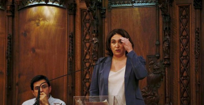 La alcaldesa de Barcelona, Ada Colau, y el primer teniente de alcalde, Gerardo Pisarello, durante un acto en el Ayuntamiento de Barcelona. | EFE