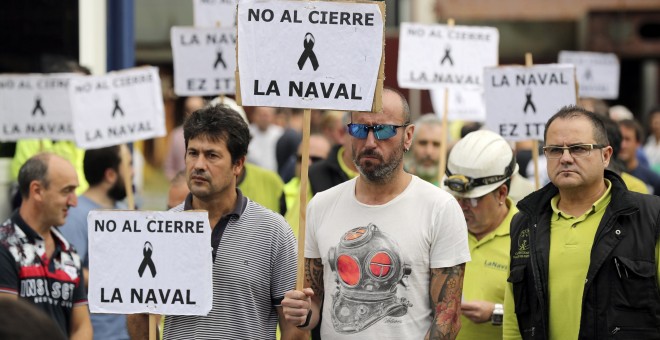 Trabajadores del astillero de La Naval, en Sestao (Bizkaia), escuchan la lectura del comunicado donde han exigido a los Gobiernos español y vasco y a la SEPI la creación de una mesa de negociación para 'la búsqueda de una solución de estabilidad y futuro