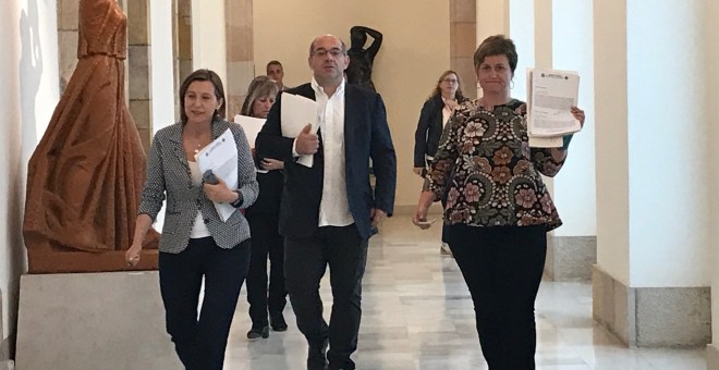 La presidenta del Parlament, Carme Forcadell, este martes con los miembros de la mesa Lluís Guinó, Anna Simó y Ramona Barrufet. EUROPA PRESS