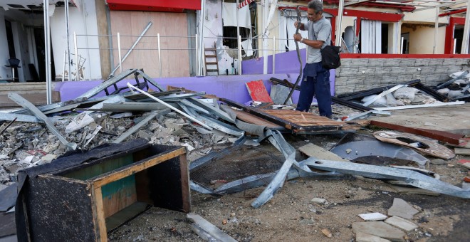 Un hombre examina los escombros tras los desperfectos ocasionados por el huracán Irma en La Habana /REUTERS (Stringer)