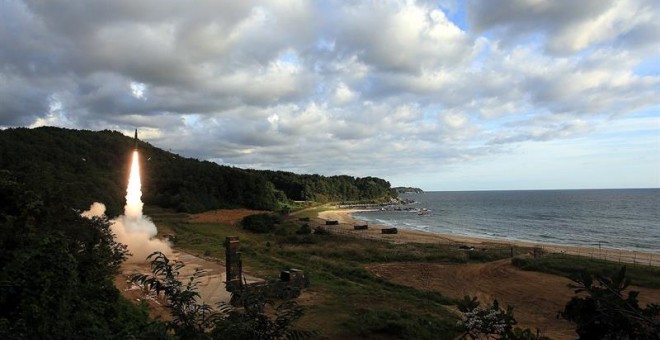 Misil lanzado desde Corea del Sur hacia el Mar del Este. EFE/Ministerio de Defensa de Corea del Sur