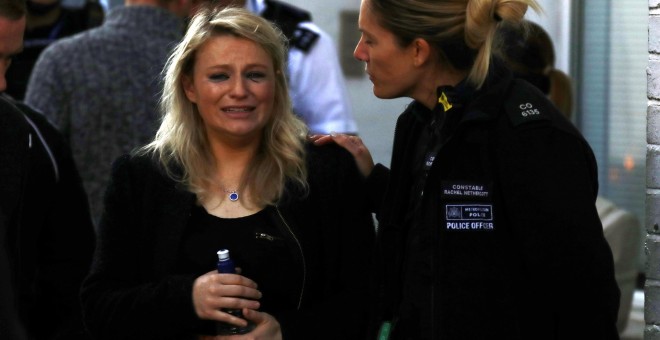 Una mujer llora tras la explosión en el metro de Londres. REUTERS/Kevin Coombs