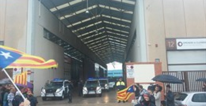 Grups de persones han protestat contra el desplegament policial davant algunes impremptes