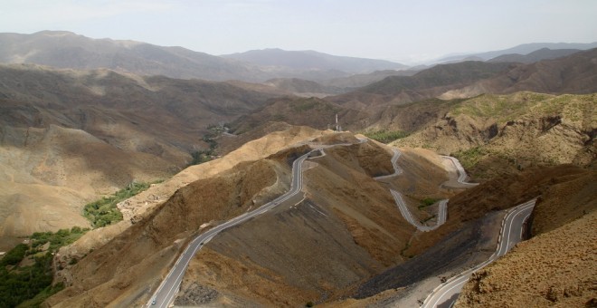 Una carretera de curvas y sin arcén es la única forma de atravesar el Atlas y de llegar a las poblaciones montañosas.