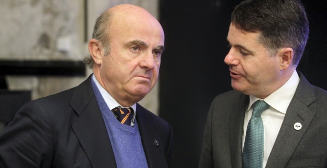 El ministro de Economía español, Luis de Guindos, habla con el ministro de Finanzas irlandés, Paschal Donohoe, durante una reunión de ministros de Economía y Finanzas de la eurozona (Eurogrupo) en Tallin, Estonia. EFE/Valda Kalnina