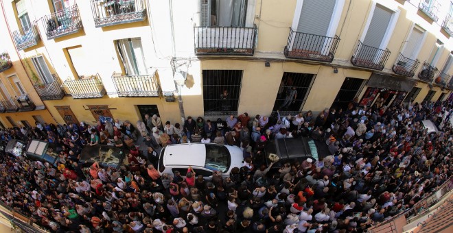 Decenas de personas asisten al acto a favor del referéndum soberanista en Catalunya organizado por la asociación 'Madrileños por el derecho a decidir' hoy en el Teatro del Barrio, en Madrid. REUTERS/Sergio Pérez