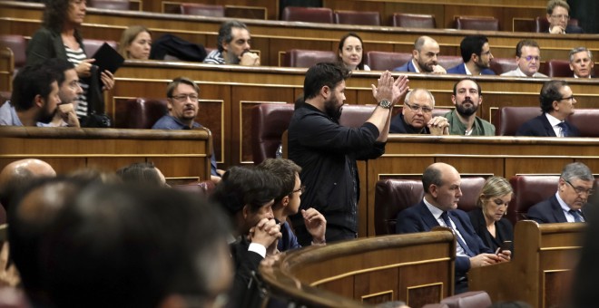 El portavoz adjunto de ERC, Gabriel Rufián, durante su intervención en la sesión de control al Gobierno en Congreso, en la que ha pedido al jefe del Ejecutivo, Mariano Rajoy, que saque 'sus sucias manos' de las instituciones catalanas.. EFE/Emilio Naranjo