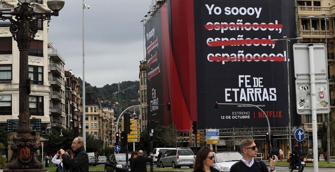 Cartel de la película 'Fe de Etarras', de Borja Cobeaga, en San Sebastián. / EFE