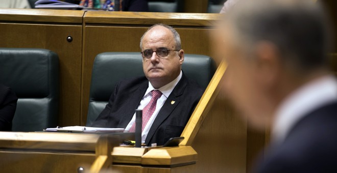 El portavoz del PNV, Joseba Egibar, escucha la intervención del lehendakari, durante el pleno de Política General en el Parlamento Vasco. EFE/David Aguilar