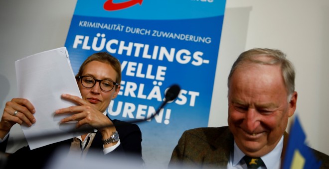 Los candidatos del partido ultraderechista y antinmigración AfD, Alexander Gauland y Alice Weidel, asisten a una conferencia de prensa en Berlín, Alemania.- REUTERS / Axel Schmidt