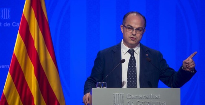 El portavoz del Gobierno de la Generalitat, Jordi Turull, atiende a los medios de comunicación, el pasado viernes,en Barcelona. EFE/Quique García