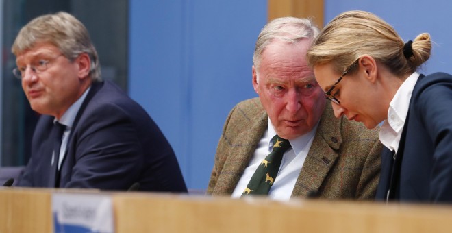 Alexander Gauland, el principal candidato del partido ultraderechista alemán AfD, flanqueado por otros dos dirigentes del partido, Alice Weidel y Joerg Meuthen, en la rueda de prensa en Berlín tras las elecciones legislativas de este domingo. REUTERS/Fabr