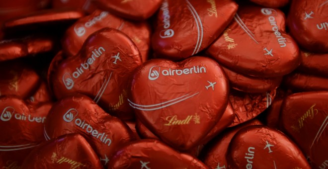 Chocolatinas con forma de corazón y envueltas con los colores de Air Berlin, ofrecidos en una rueda de prensa de los responsables de la aerolínea de bajo coste, en Berlin. REUTERS/Stefanie Loos