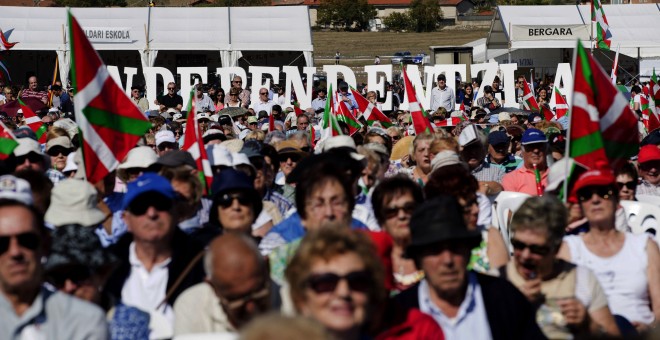 Pancarta a favor de la independencia en el acto central del Alderdi Eguna (Día del Partido), que el PNV celebró el pasado fin de semana en las campas de Foronda, a las afueras de Vitoria. EFE/David Aguilar