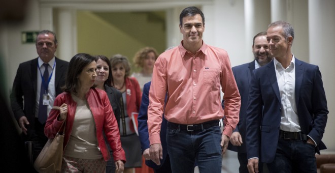 El secretario general del PSOE, Pedro Sánchez, a su llegada a la reunión del grupo parlamentario socialista que ha congregaedo en la Cámara Alta a diputados, senadores y europarlamentarios de esta formación. EFE/Luca Piergiovanni